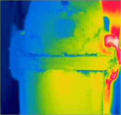 Esta es una imagen de una caja reductora en el cambio de baja velocidad. Un rodamiento está más caliente que el otro. El rodamiento caliente tiene un problema.