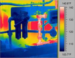 Esta es una imagen de una gran caja reductora con un sistema de filtrado. Los filtros parecen estar fríos pues no hay flujo a través de ellos. Las válvulas aparentan estar en la posición adecuada para el paso del flujo a los filtros, pero no se tiene el flujo adecuado a través de las válvulas.