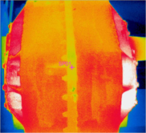 Este es un mecanismo de vibración. El rodamiento a la derecha aparenta estar más caliente de lo que debería estar.